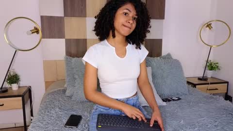 Snapshot of adele_carter_ chatting on 01-23-25, 11:48 Andrea online show from 01-23-25, 11:48