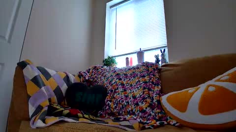 Queen Bunny online show from 12-14-25, 08:24