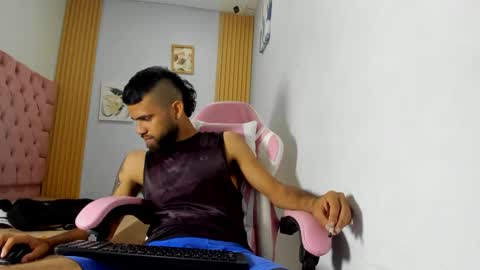 adri_sexboy229 online show from 09-25-25, 02:04