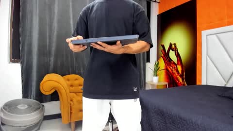 Snapshot of adrian_rae chatting on 11-17-25, 05:52 online show from 11-17-25, 05:52