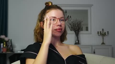 Aelia online show from 09-12-25, 04:01