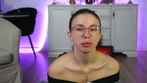 Aelia online show from 10-17-25, 04:48