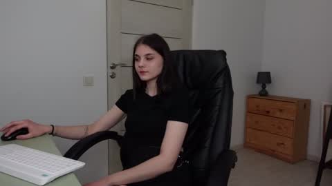 Agelina Lilly Laura online show from 01-06-25, 12:16