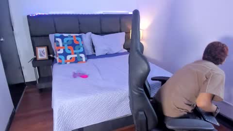 Aiden  online show from 12-01-25, 01:05