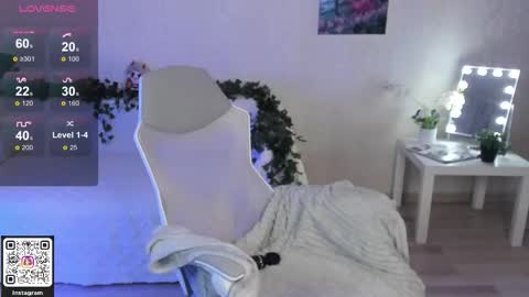 Snapshot of aiklynne chatting on 11-16-25, 01:39 Lynn online show from 11-16-25, 01:39