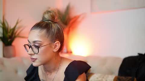 Snapshot of aileenaxa chatting on 10-09-25, 06:06 Aileen online show from 10-09-25, 06:06