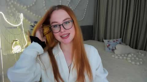 Snapshot of airysilhouette chatting on 12-15-25, 06:01 Louise online show from 12-15-25, 06:01