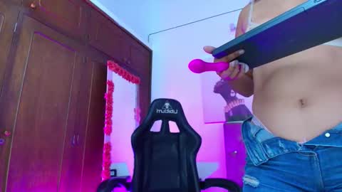 Aisha online show from 11-22-25, 03:44