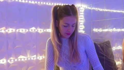 Aisha online show from 10-27-25, 06:06