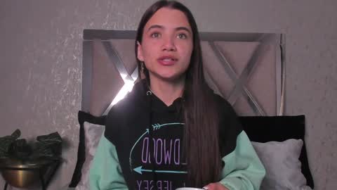 Snapshot of aitana_baker_ chatting on 02-06-25, 12:05 little aitana online show from 02-06-25, 12:05