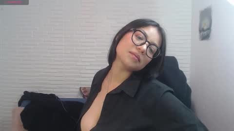 Snapshot of akaly_ chatting on 10-22-25, 11:04 Akaly online show from 10-22-25, 11:04