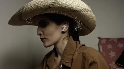 Snapshot of alahia_sky chatting on 10-16-25, 09:21 online show from 10-16-25, 09:21