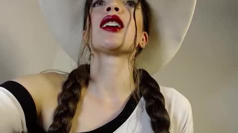 Snapshot of alahia_sky chatting on 11-28-25, 09:34 online show from 11-28-25, 09:34