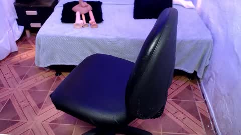 Snapshot of alaia_blue1 chatting on 10-23-25, 05:01 alaia_blue1 online show from 10-23-25, 05:01