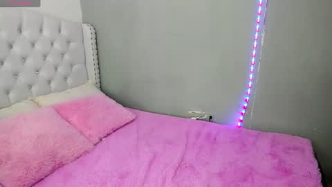 Snapshot of alana_ponse chatting on 01-09-25, 01:18 Alana. online show from 01-09-25, 01:18