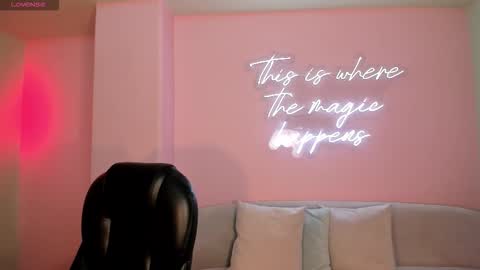 Snapshot of alanacraft chatting on 09-20-25, 11:44 Alana online show from 09-20-25, 11:44