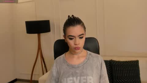 Snapshot of alanacraft chatting on 10-18-25, 12:17 Alana online show from 10-18-25, 12:17