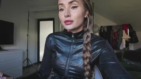 Alecssalove online show from 10-21-25, 11:00