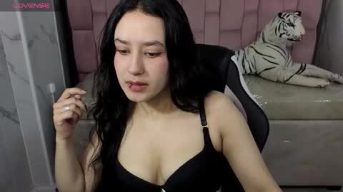 Snapshot of aleja05_b chatting on 11-09-25, 12:47 aleja online show from 11-09-25, 12:47