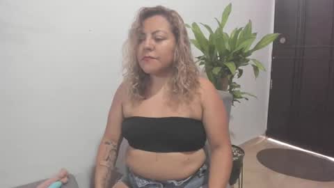 Snapshot of aleja_lollipop chatting on 09-15-25, 09:15 Aleja online show from 09-15-25, 09:15