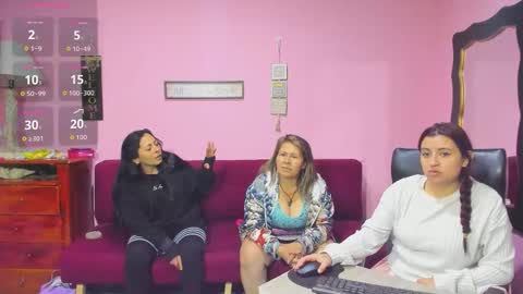 Snapshot of alejita_smithh chatting on 11-20-25, 02:01 zoe and Kataleya online show from 11-20-25, 02:01