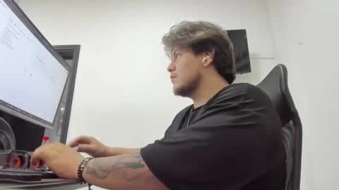 Snapshot of alejito_hot22 chatting on 11-25-25, 01:27 . online show from 11-25-25, 01:27