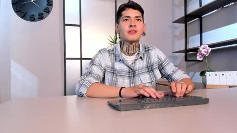 Snapshot of alejo_grey_ chatting on 04-06-26, 03:48 Alejo Gray online show from 04-06-26, 03:48