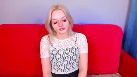 Snapshot of alessakiss chatting on 10-17-25, 01:42 alessakiss online show from 10-17-25, 01:42