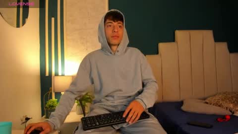 Alessandro Dybala online show from 12-18-24, 12:07