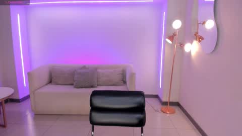 Snapshot of alessiacorleone_ chatting on 10-21-25, 11:33 Alessia online show from 10-21-25, 11:33