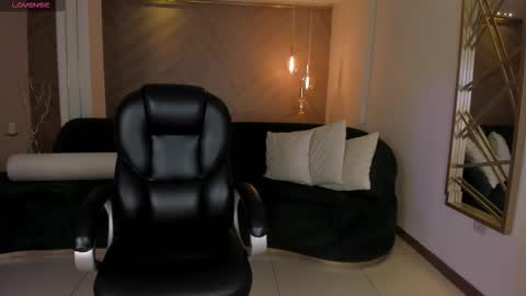 Snapshot of alessiacorleone_ chatting on 10-23-25, 07:23 Alessia online show from 10-23-25, 07:23