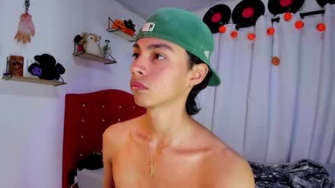 Snapshot of alex_sweet_69 chatting on 10-24-25, 02:13 Alex online show from 10-24-25, 02:13