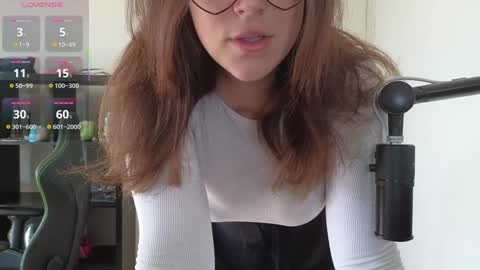 dont be afraid to click social media link its  working  just click on that  online show from 10-08-25, 05:32