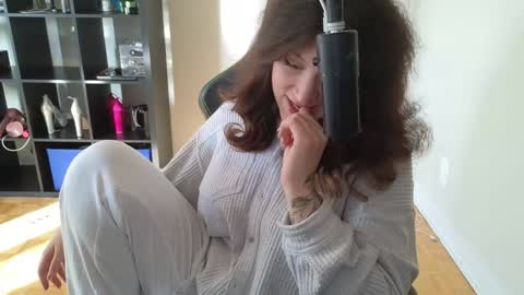 dont be afraid to click social media link its  working  just click on that  online show from 10-22-25, 08:08