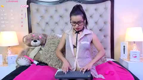 Aleza Starck online show from 10-15-25, 06:19