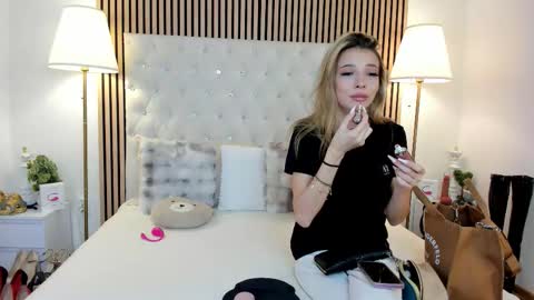 Alexia Sara online show from 11-21-25, 08:24