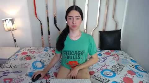 Snapshot of alexis_brown11 chatting on 10-31-25, 12:33 -- ALEXIS -- online show from 10-31-25, 12:33