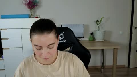 Snapshot of alice_________________________ chatting on 10-23-25, 05:23 Alice online show from 10-23-25, 05:23