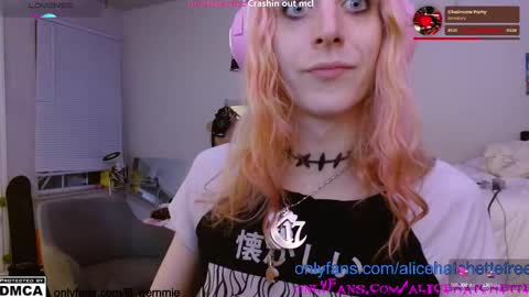 Snapshot of alice_hatchette chatting on 09-17-25, 03:19 Alice Hatchette online show from 09-17-25, 03:19