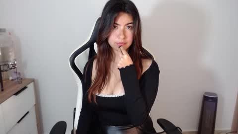 Snapshot of alice_middle01 chatting on 02-12-25, 10:26 Alice online show from 02-12-25, 10:26