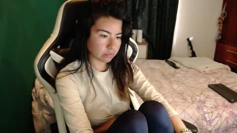 Snapshot of alice_middle01 chatting on 12-17-25, 07:42 Alice online show from 12-17-25, 07:42