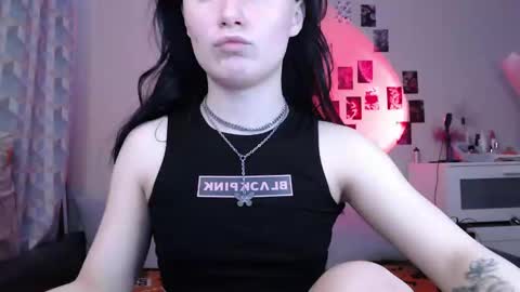 Snapshot of alice_perrez chatting on 03-04-25, 12:12 Alice and Mike online show from 03-04-25, 12:12