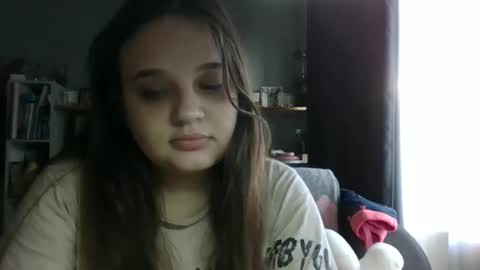 Snapshot of alice_shy14 chatting on 10-22-25, 05:41 Cristal online show from 10-22-25, 05:41