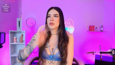 Snapshot of alicee_vixen chatting on 10-20-25, 12:27 Alice online show from 10-20-25, 12:27