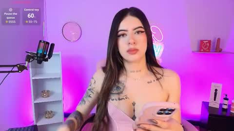 Snapshot of alicee_vixen chatting on 10-27-25, 12:20 Alice online show from 10-27-25, 12:20