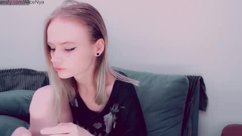 Snapshot of alicenya chatting on 10-29-25, 05:10 Alice online show from 10-29-25, 05:10