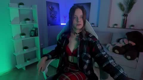 Snapshot of alicepill chatting on 11-12-25, 01:50 Alice online show from 11-12-25, 01:50