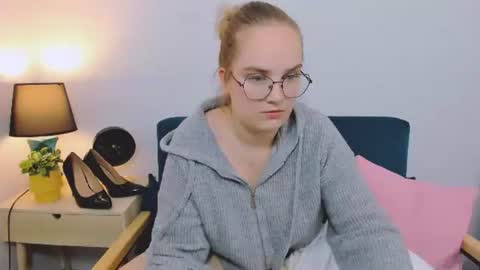 alicesensitive online show from 11-17-25, 03:18