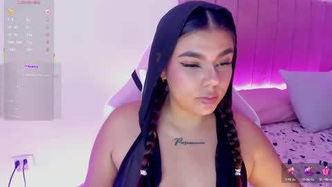 Snapshot of alicethunder_ chatting on 09-24-25, 05:00 A L I C E T H U N D E R online show from 09-24-25, 05:00