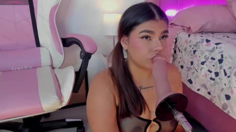 Snapshot of alicethunder_ chatting on 11-02-25, 04:15 A L I C E T H U N D E R online show from 11-02-25, 04:15